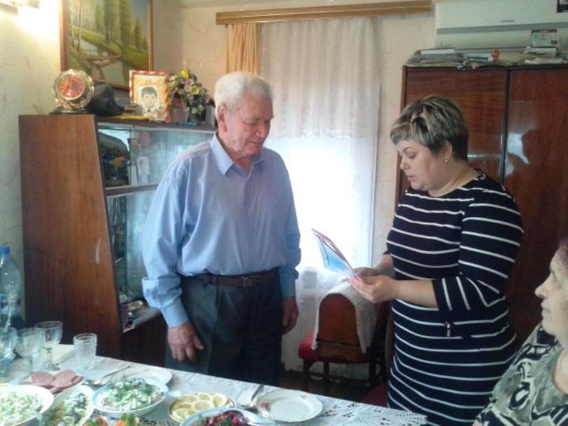 Жителя Пугачева поздравили с 90- летним юбилеем