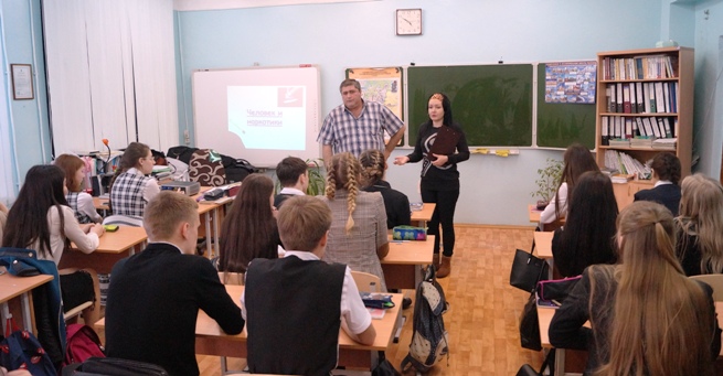 Пугачевские старшеклассники встретились с наркологом
