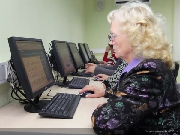 Центр соцзащиты предлагает пенсионерам обучение компьютерной грамотности