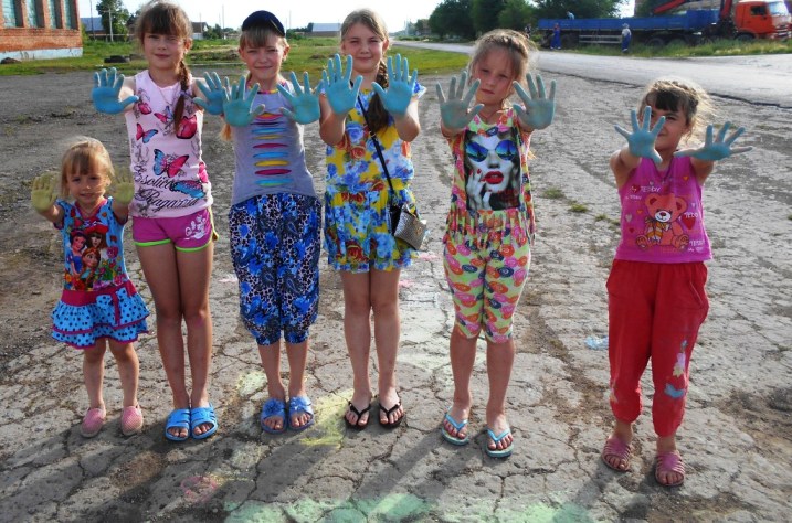 Клинцовские ребятишки украсили село яркими красками
