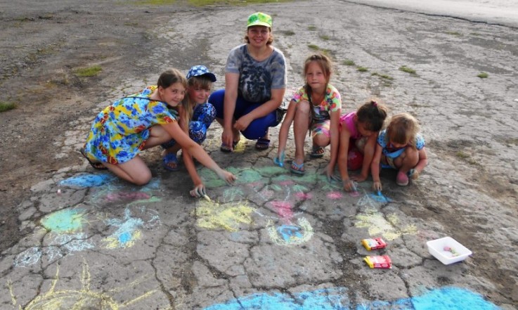 Клинцовские ребятишки украсили село яркими красками