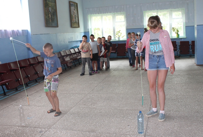 Юные жители села Рахмановка собрались в ДК на игровую программу «Ловись, рыбка, мала и велика», посвящённую Дню рыбака