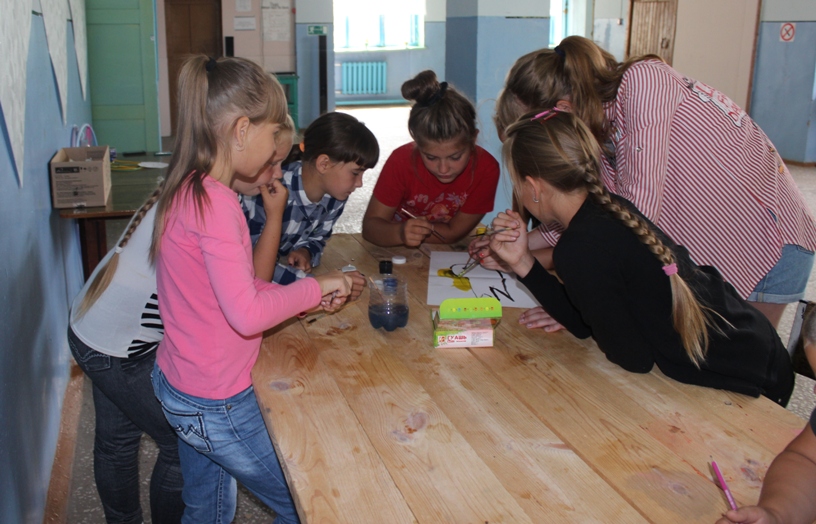 Юные жители села Рахмановка собрались в ДК на игровую программу «Ловись, рыбка, мала и велика», посвящённую Дню рыбака
