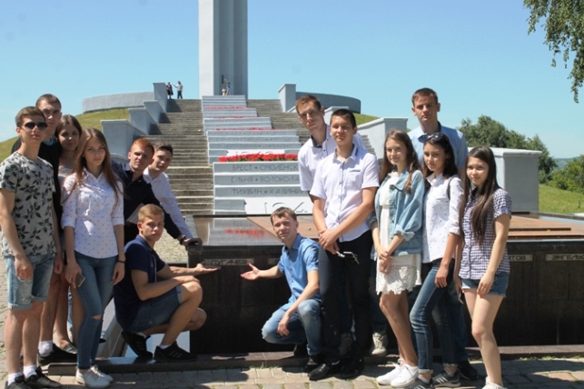 Лучший ученический класс Пугачевского района посетил Саратовскую областную Думу