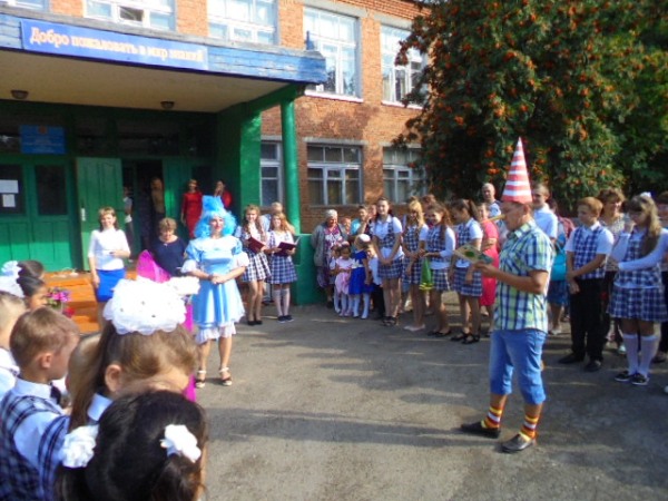 Школьников Пугачевского района поздравили с Днем знаний