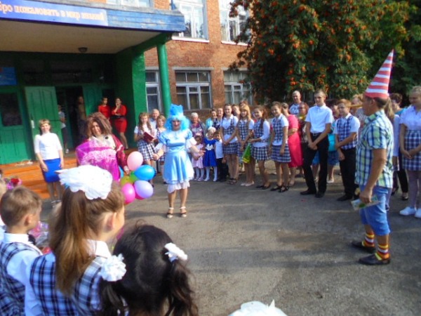 Школьников Пугачевского района поздравили с Днем знаний