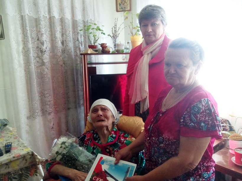 Жительницу Пугачева поздравили с 90-летним юбилеем