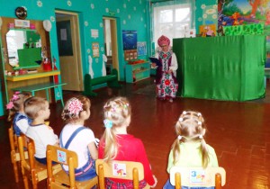 Малышам п.Солянский показали спектакль кукольного театра
