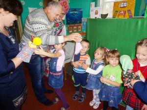 Малышам п.Солянский показали спектакль кукольного театра