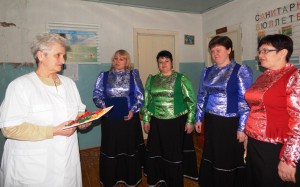 В  п. Солянский провели акцию «Дарите женщинам цветы»