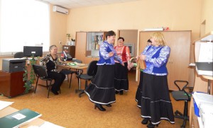 В  п. Солянский провели акцию «Дарите женщинам цветы»