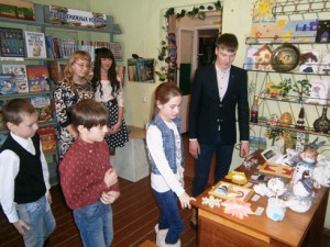 Пугачевские читатели украсили библиотеку новогодними сувенирами