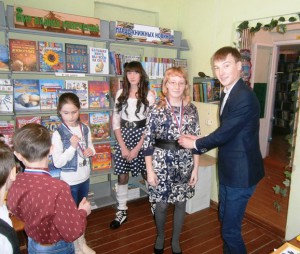 Пугачевские читатели украсили библиотеку новогодними сувенирами